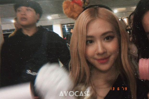 Fan Việt tiếp cận BLACKPINK: Chụp cùng Rosé, Jennie hệt bạn thân, trao hoa rồi chạm tay Jisoo-2