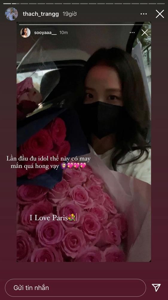 Fan Việt Ttiếp cận BLACKPINK: Chụp cùng Rosé, Jennie hệt bạn thân, trao hoa rồi chạm tay Jisoo-6