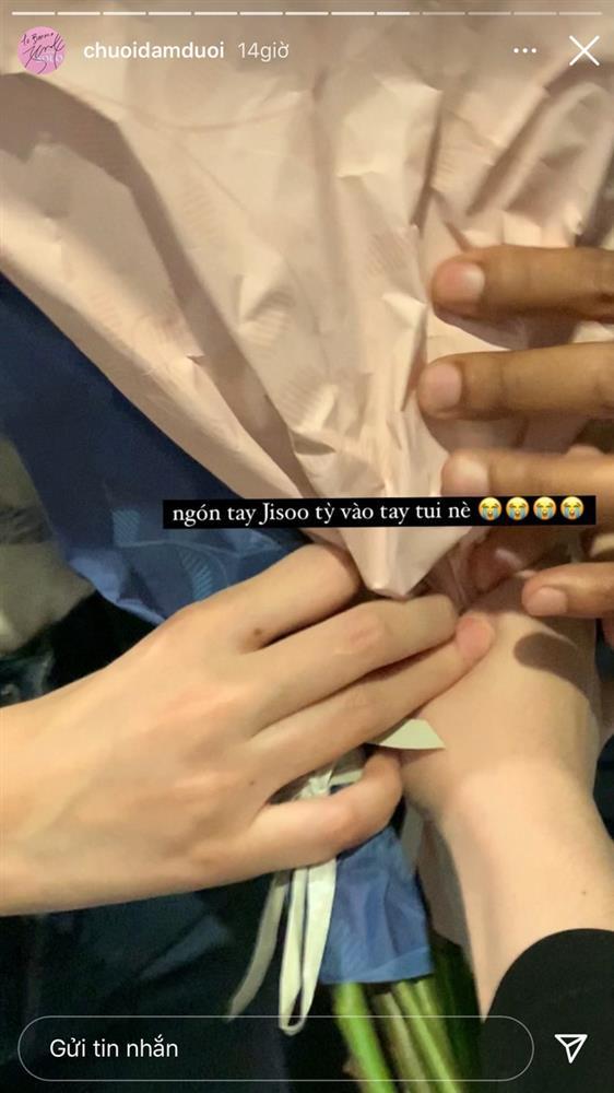 Fan Việt tiếp cận BLACKPINK: Chụp cùng Rosé, Jennie hệt bạn thân, trao hoa rồi chạm tay Jisoo-7