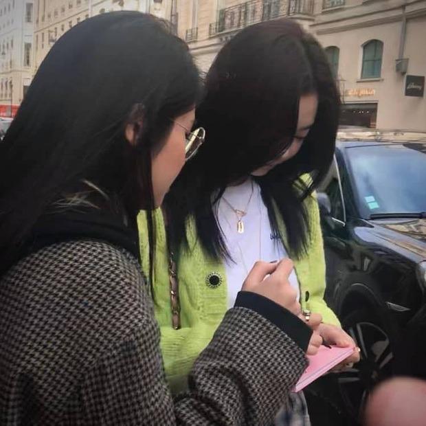 Fan Việt tiếp cận BLACKPINK: Chụp cùng Rosé, Jennie hệt bạn thân, trao hoa rồi chạm tay Jisoo-9