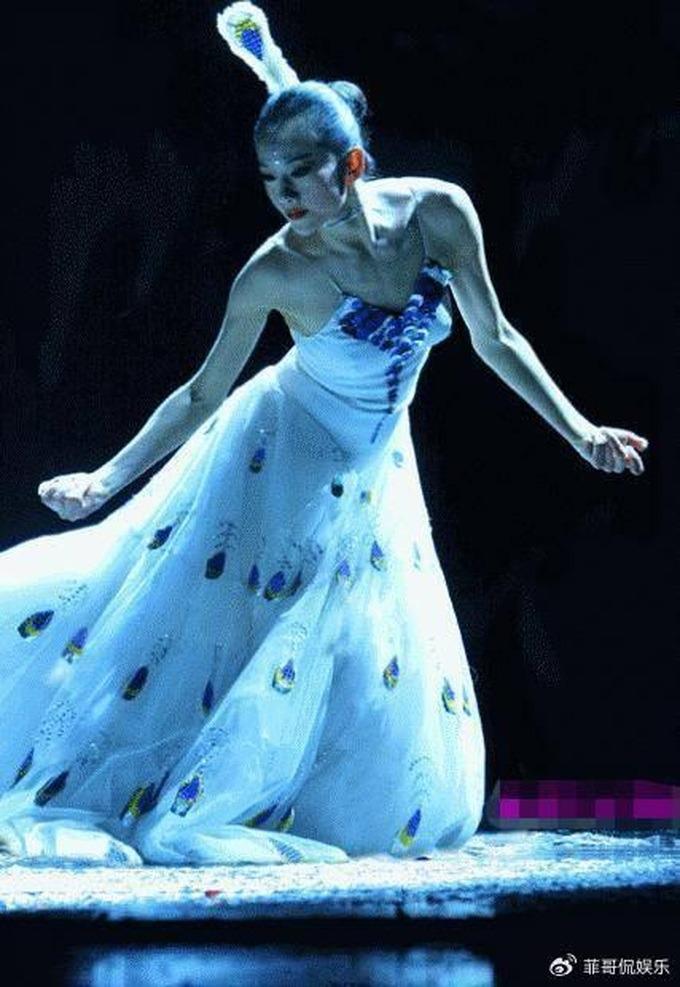 Điệu múa chim công nổi tiếng bị chỉ trích gợi dục, phản cảm-5