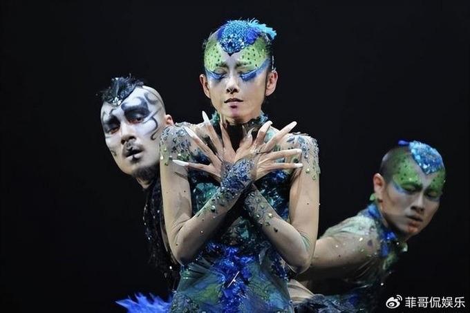 Điệu múa chim công nổi tiếng bị chỉ trích gợi dục, phản cảm-4