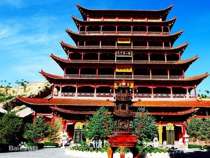 Tượng Phật vẫn nguyên vẹn sau trận hỏa hoạn lớn thiêu rụi chùa ở Trung Quốc-1