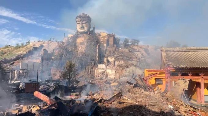 Tượng Phật vẫn nguyên vẹn sau trận hỏa hoạn lớn thiêu rụi chùa ở Trung Quốc-2