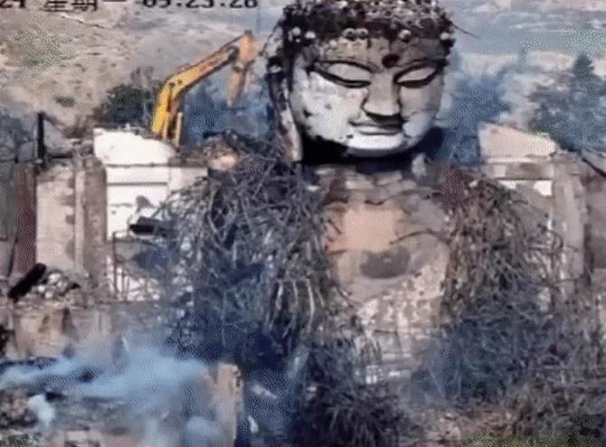 Tượng Phật vẫn nguyên vẹn sau trận hỏa hoạn lớn thiêu rụi chùa ở Trung Quốc-3