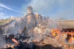 Tượng Phật vẫn nguyên vẹn sau trận hỏa hoạn lớn thiêu rụi chùa ở Trung Quốc