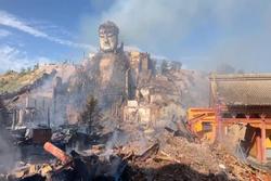 Tượng Phật vẫn nguyên vẹn sau trận hỏa hoạn lớn thiêu rụi chùa ở Trung Quốc