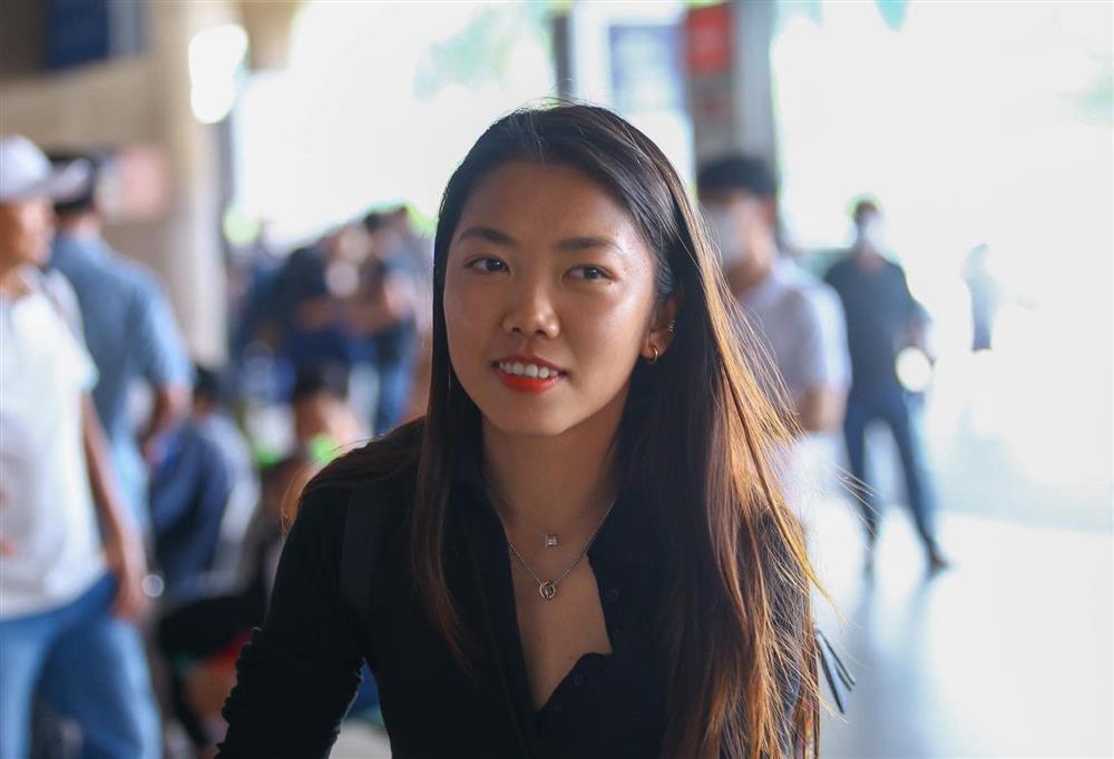 Thời trang nữ tính khác hẳn trên sân cỏ của Huỳnh Như-2