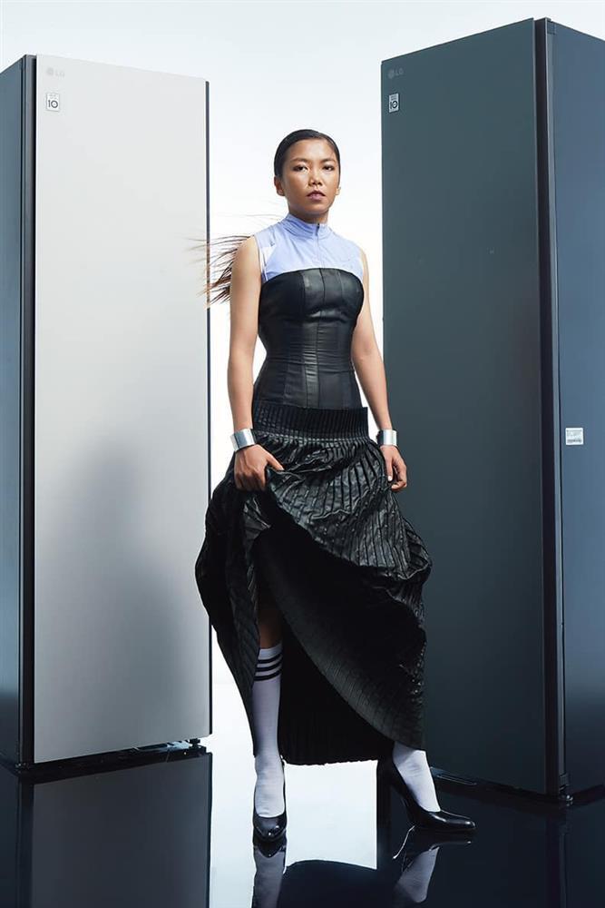 Thời trang nữ tính khác hẳn trên sân cỏ của Huỳnh Như-11