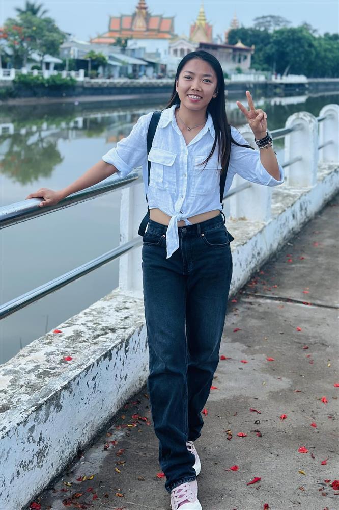 Thời trang nữ tính khác hẳn trên sân cỏ của Huỳnh Như-4