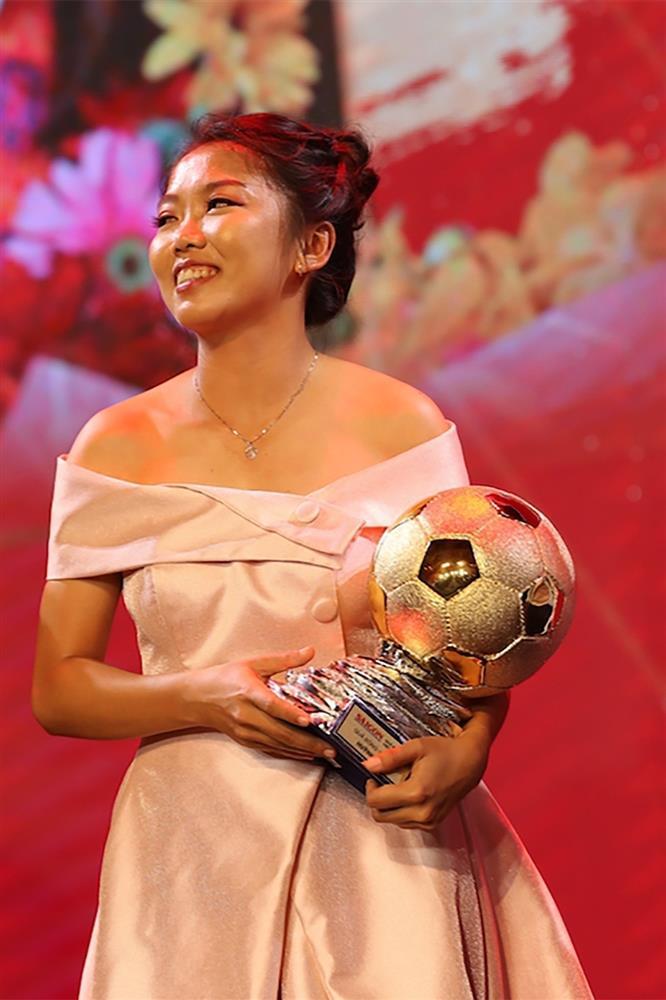 Thời trang nữ tính khác hẳn trên sân cỏ của Huỳnh Như-6