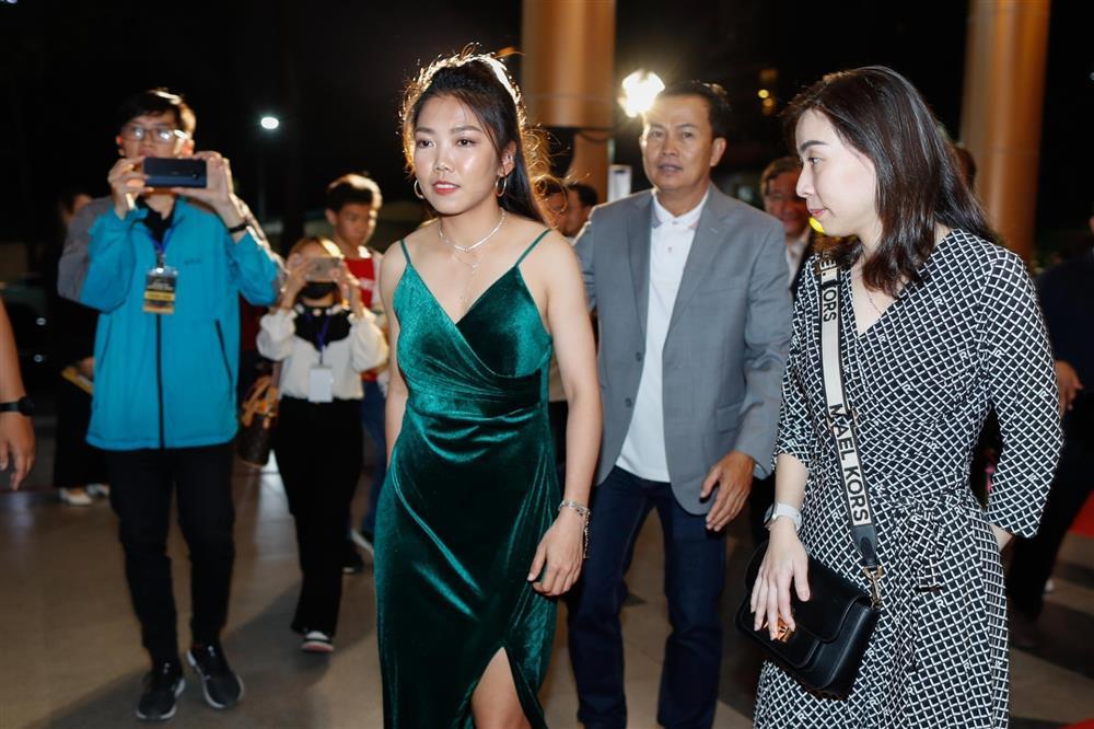 Thời trang nữ tính khác hẳn trên sân cỏ của Huỳnh Như-9