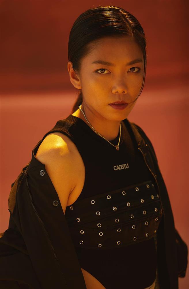 Thời trang nữ tính khác hẳn trên sân cỏ của Huỳnh Như-10