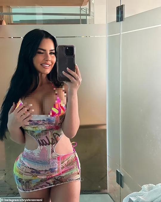 Người mẫu bị ném đá vì váy mặc như không-2