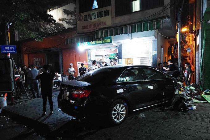 Xe Camry đâm 3 người uống trà đá trên vỉa hè Hà Nội: Một người tử vong-1