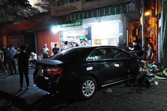 Xe Camry đâm 3 người uống trà đá trên vỉa hè Hà Nội: Một người tử vong