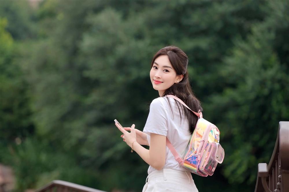 Kể chuyện mượn túi của con gái để chụp hình, Đặng Thu Thảo được khen trẻ như 18 tuổi-2