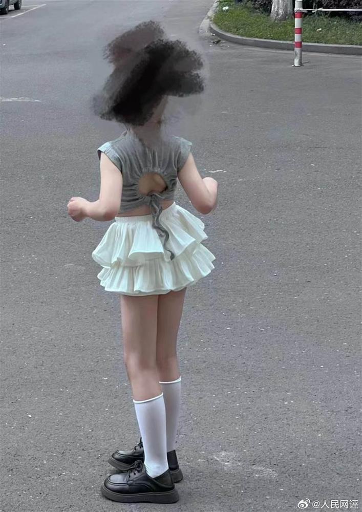 Trung Quốc cấm trào lưu cho bé gái mặc đồ gợi cảm như người lớn-2