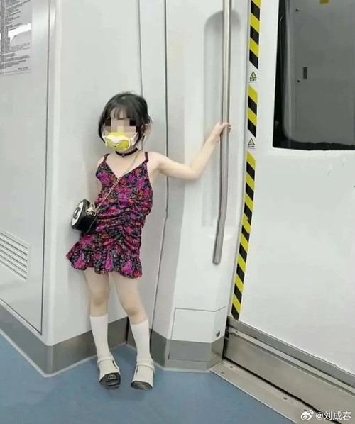 Trung Quốc cấm trào lưu cho bé gái mặc đồ gợi cảm như người lớn-3