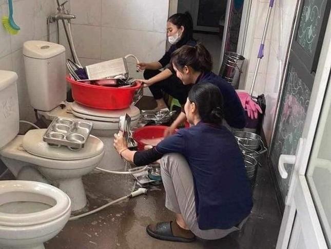 Thực hư trường mầm non ở Nghệ An rửa khay ăn của trẻ bên bồn cầu-1
