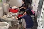 Thực hư trường mầm non ở Nghệ An rửa khay ăn của trẻ bên bồn cầu