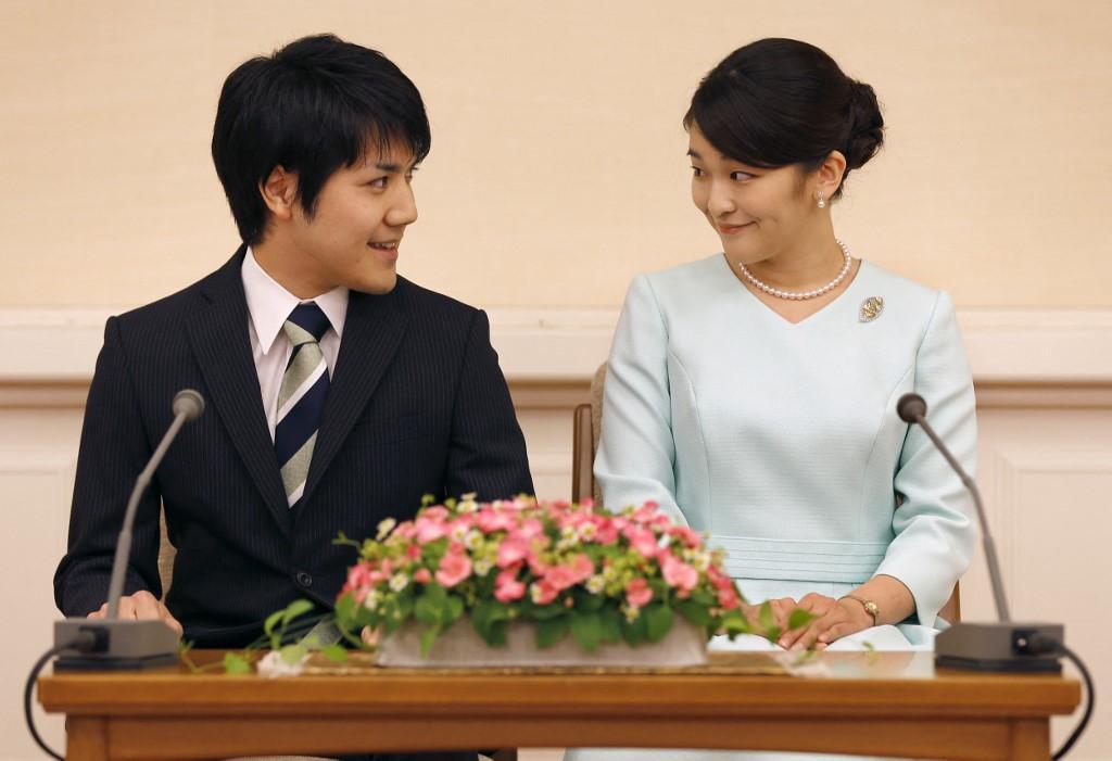 Cựu công chúa Nhật cùng chồng hiếm hoi lộ diện trên phố, thoải mái thể hiện tình cảm-8