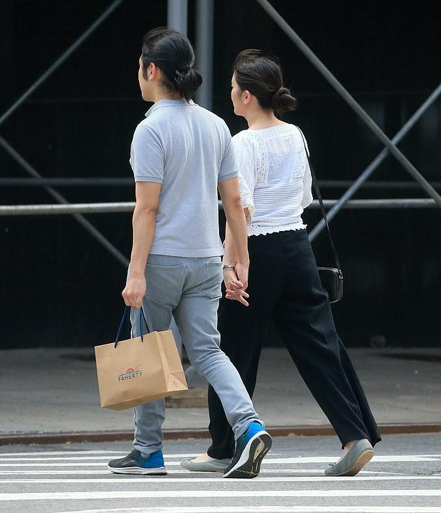 Cựu công chúa Nhật cùng chồng hiếm hoi lộ diện trên phố, thoải mái thể hiện tình cảm-6
