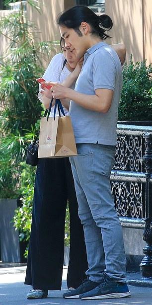 Cựu công chúa Nhật cùng chồng hiếm hoi lộ diện trên phố, thoải mái thể hiện tình cảm-2