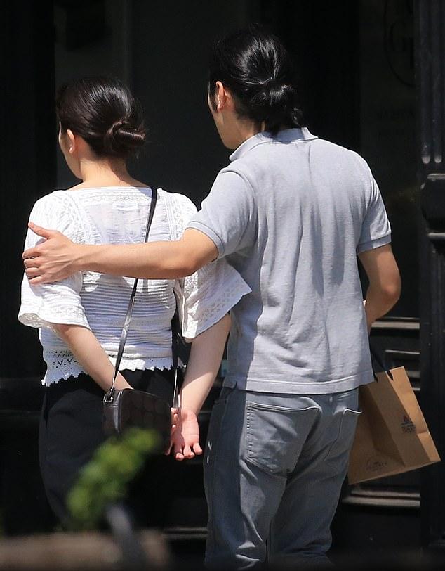 Cựu công chúa Nhật cùng chồng hiếm hoi lộ diện trên phố, thoải mái thể hiện tình cảm-5