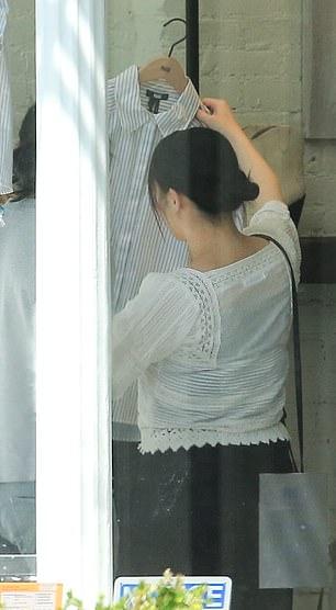 Cựu công chúa Nhật cùng chồng hiếm hoi lộ diện trên phố, thoải mái thể hiện tình cảm-3