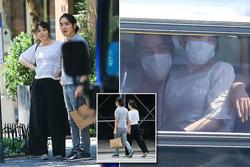 Cựu công chúa Nhật cùng chồng hiếm hoi lộ diện trên phố, thoải mái thể hiện tình cảm