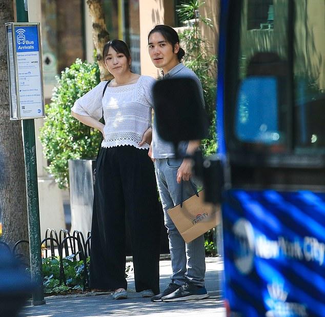 Cựu công chúa Nhật cùng chồng hiếm hoi lộ diện trên phố, thoải mái thể hiện tình cảm-1