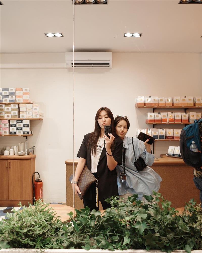 4 nữ quản lý của BlackPink đều xinh đẹp, có hồ sơ khủng-1