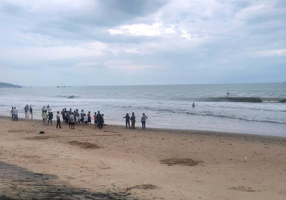 Nhóm bạn trẻ tắm biển bị sóng cuốn, 1 người mất tích-1