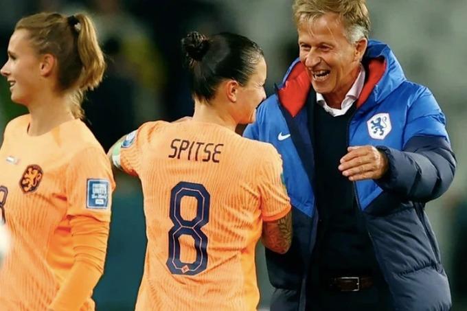 HLV Hà Lan tuyên bố thắng đậm tuyển nữ Việt Nam-1
