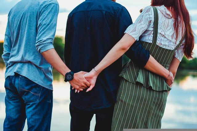 Bạn thân cô dâu nắm tay chú rể sau lưng khi cùng chụp ảnh tại đám cưới-2