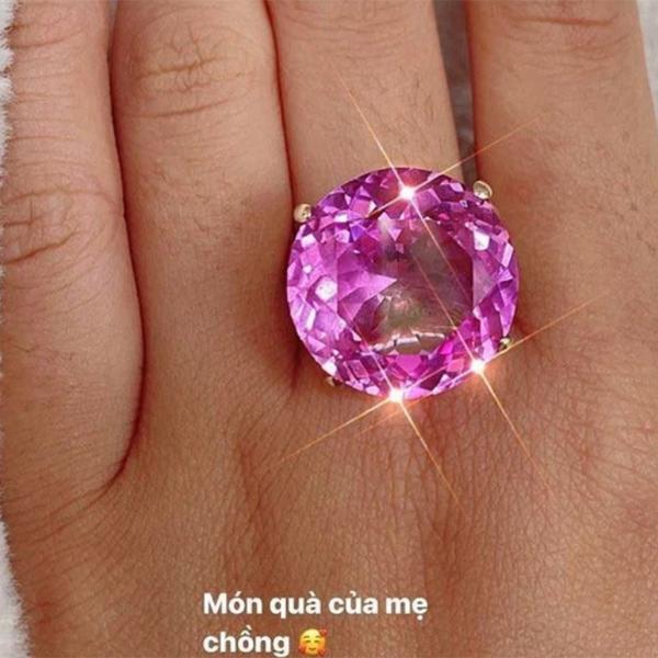 Hình ảnh hiếm hoi và thân thế kín tiếng của mẹ chồng Hoa hậu Phạm Hương ở Mỹ-1