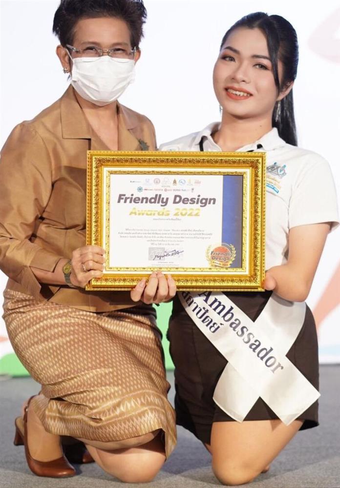 Người đẹp cụt 2 chân, 1 tay gây xúc động ở Hoa hậu Chuyển giới Thái Lan-4