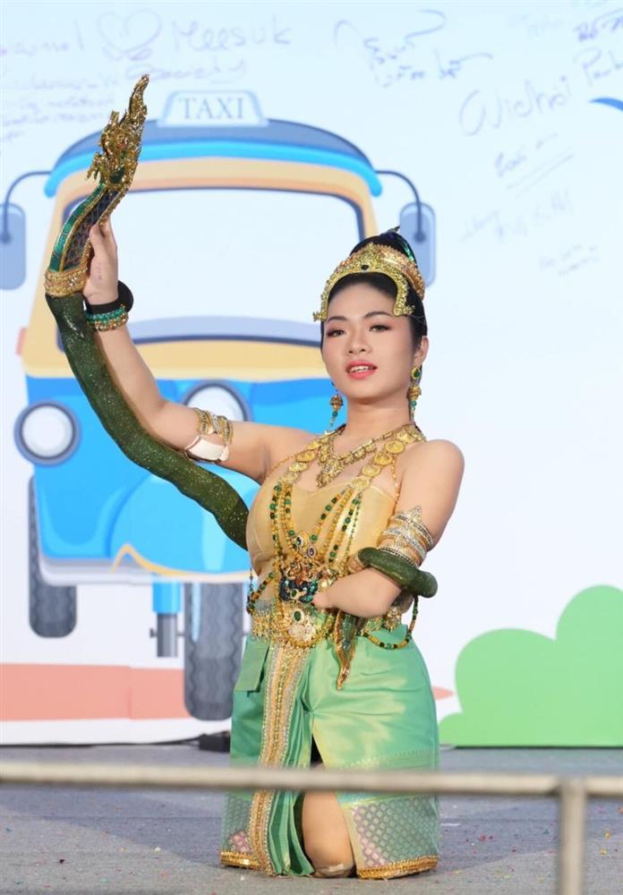 Người đẹp cụt 2 chân, 1 tay gây xúc động ở Hoa hậu Chuyển giới Thái Lan-5