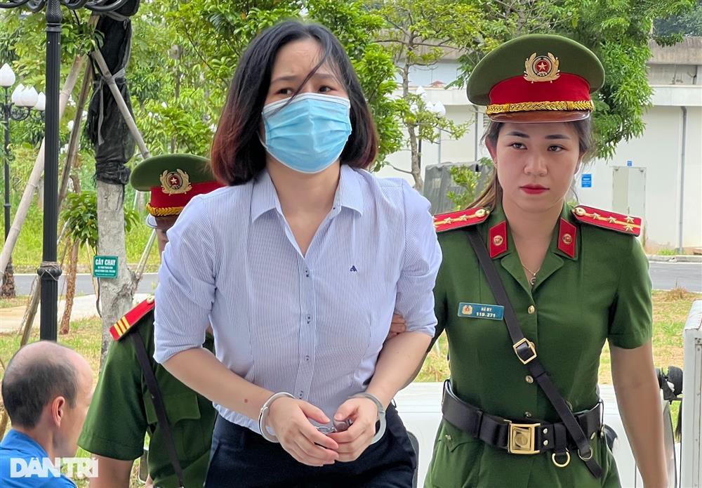 Các bị cáo vụ chuyến bay giải cứu được dẫn giải đến tòa nghe tuyên án-7