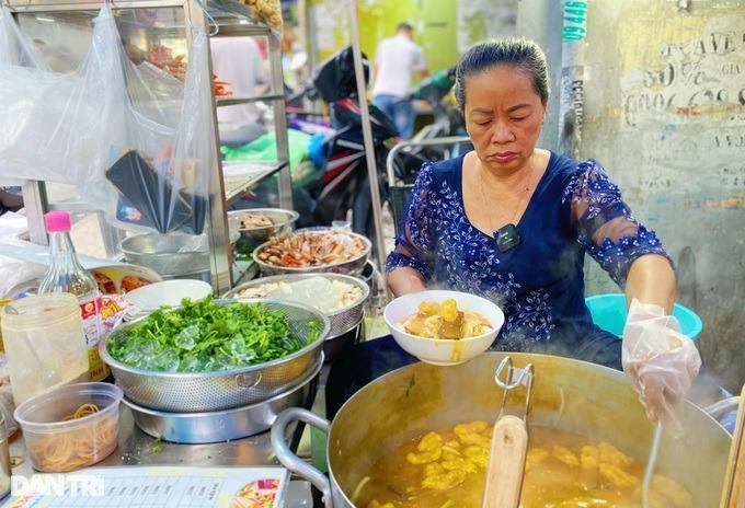 Bánh canh lề đường 350.000 đồng/tô, chủ quán khẳng định bán bằng tự trọng-1