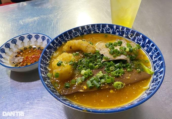 Bánh canh lề đường 350.000 đồng/tô, chủ quán khẳng định bán bằng tự trọng-3