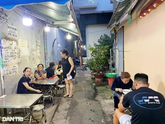 Bánh canh lề đường 350.000 đồng/tô, chủ quán khẳng định bán bằng tự trọng-4