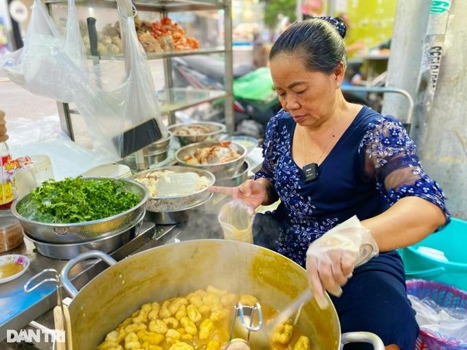 Bánh canh lề đường 350.000 đồng/tô, chủ quán khẳng định bán bằng tự trọng-5