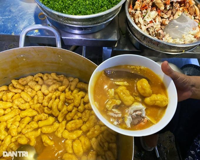 Bánh canh lề đường 350.000 đồng/tô, chủ quán khẳng định bán bằng tự trọng-6