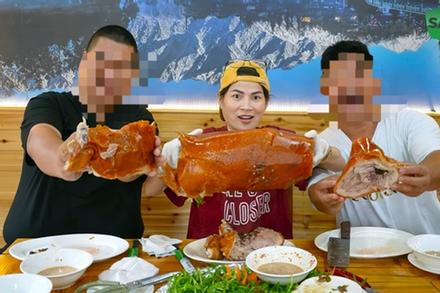 Chuyên gia nói gì về việc 'thánh ăn' Nga Sumo có thể ăn gần hết cả con lợn quay?