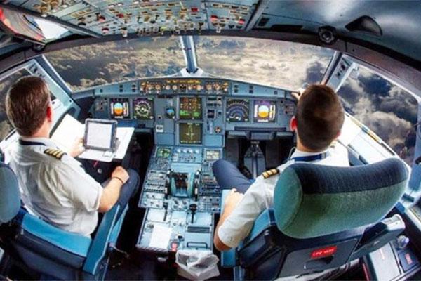 Phi công 56 tuổi đột tử ở nhà vệ sinh, máy bay hạ cánh khẩn cấp trong đêm-5