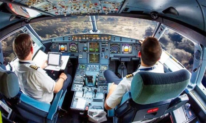 Vì sao tiếp viên hàng không phải vào buồng lái khi phi công đi vệ sinh?-1