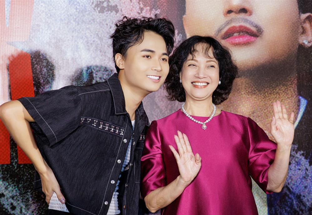 Nam ca sĩ 9x được NSND Lê Khanh hết lời khen ngợi-1