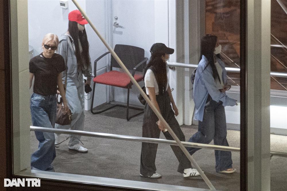 4 thành viên nhóm BlackPink đã về đến khách sạn ở Hà Nội-11